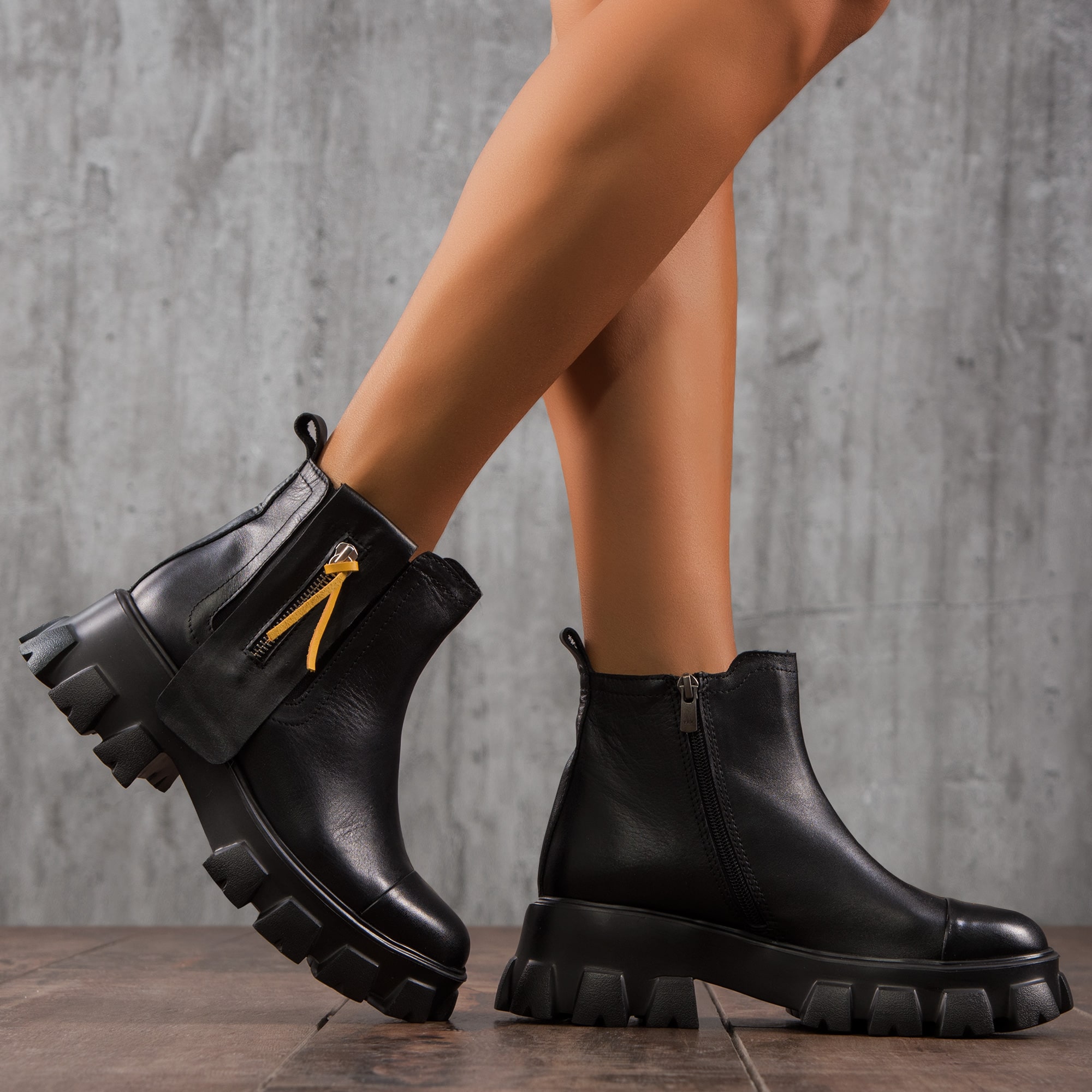 Solitary Leather Boots, Black Color